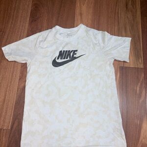 Nike White Patterned kids  Tee xl